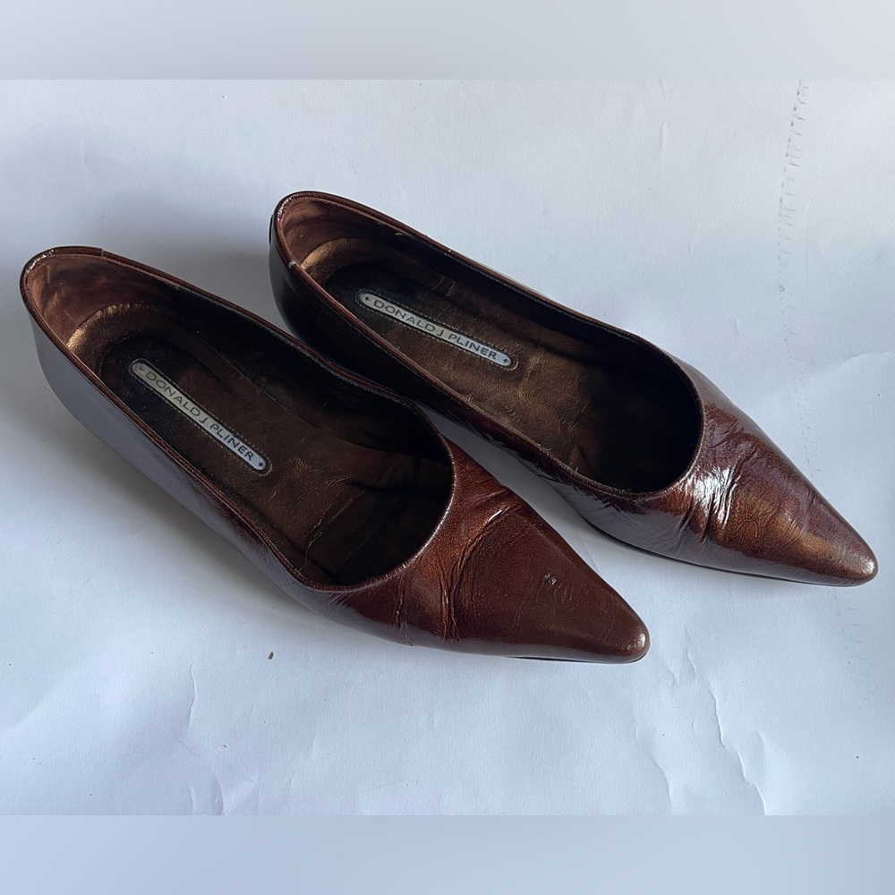 Donald J Pliner pointy flats/ kitten heel OMA 81 brown bronze copper leather